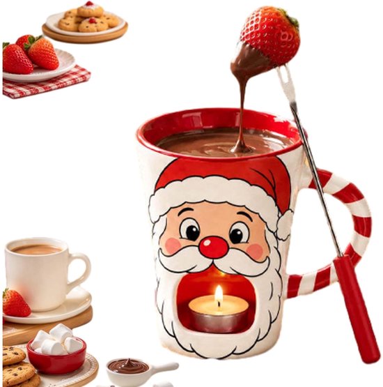 Kerstman-fonduebeker met gesmolten chocolade en een vorkje dat een aardbei met chocolade omhoog houdt.