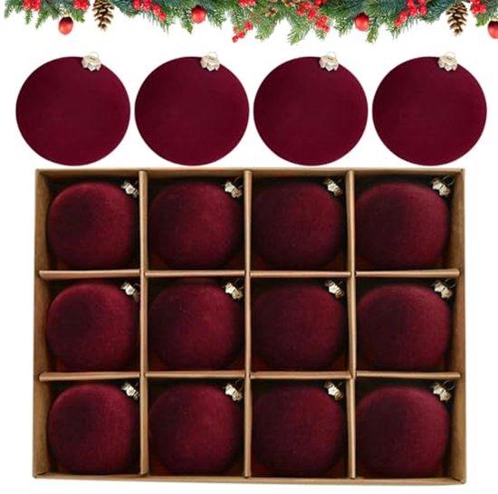 Set van 12 bordeauxrode fluwelen kerstballen, netjes gerangschikt in een bruine doos.