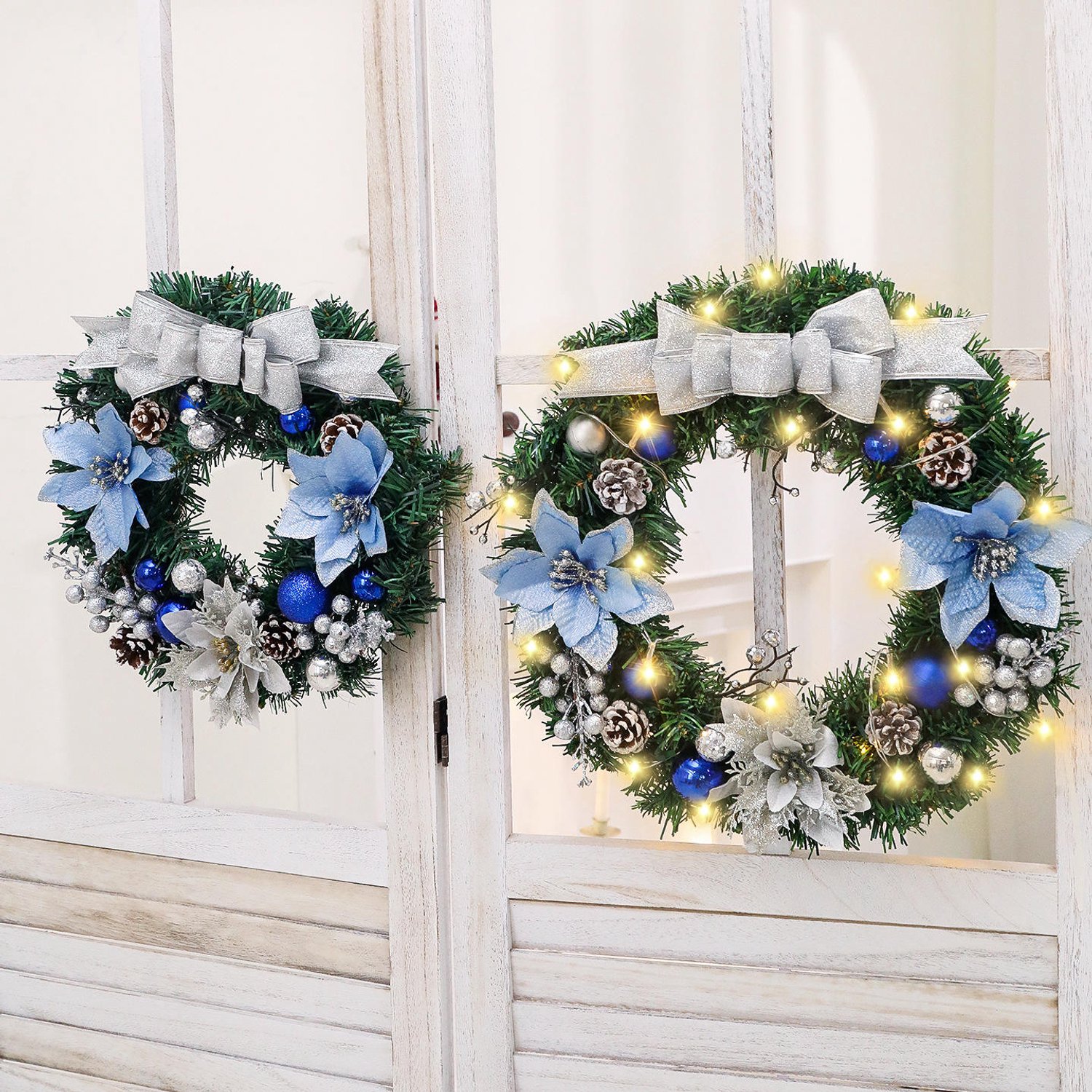 Luxe Kerstkrans voor Voordeur (30 cm) - Blauwe Poinsettia & LED Verlichting - Met Kerstballen & Dennenappels - Sfeervolle Kerstdecoratie – foto 4