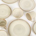 Bovenaanzicht van een 16-delige set beige stenen borden, kommen en mokken.