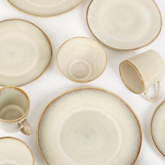 Bovenaanzicht van een 16-delige set beige stenen borden, kommen en mokken.