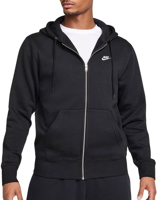 Man met vlechtjes draagt een zwarte hoodie met rits, wit T-shirt, op witte achtergrond.
