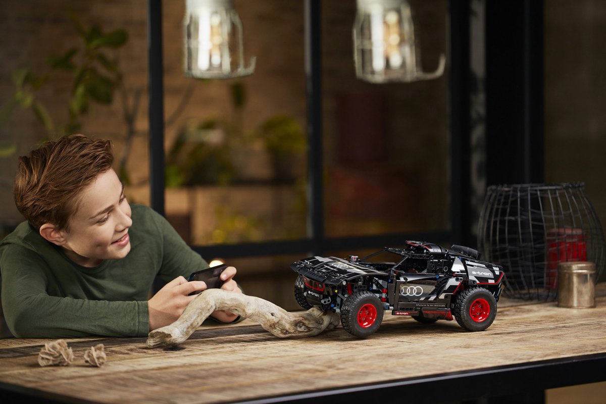 LEGO Technic - Audi RS Q e-tron Constructiespeelgoed thumbnail 3