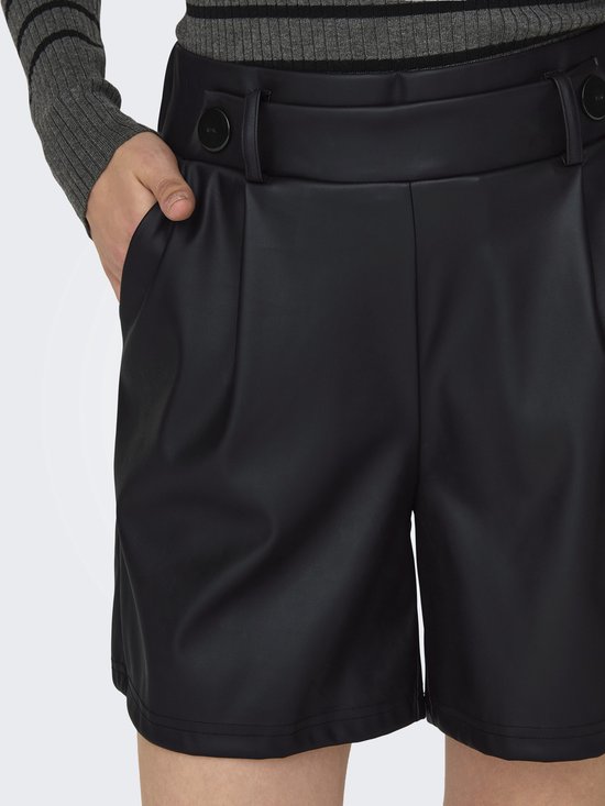 Zwarte kunstleren shorts met plooien en knopen aan de tailleband. Model met zakken.