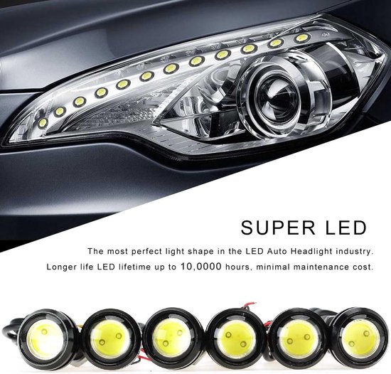 Een koplamp van een auto met LED-verlichting. Zes compacte witte LED-lampen met aluminium behuizing liggen op de voorgrond.