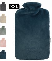 XXL kruik in de kleur Fjord Blue met een zachte, pluizige hoes. Naast de kruik 5 kleinere voorbeelden in andere kleuren.