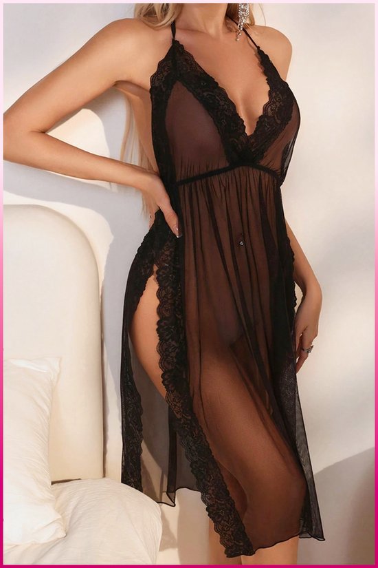 Zwarte doorschijnende babydoll met kanten details, v-hals, spaghettibandjes en hoge split.