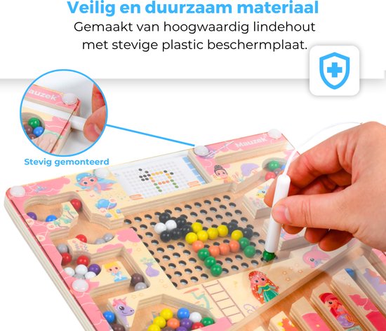Magnetisch doolhof van licht hout met een felle print en een hand die met een magnetische pen kralen verplaatst.