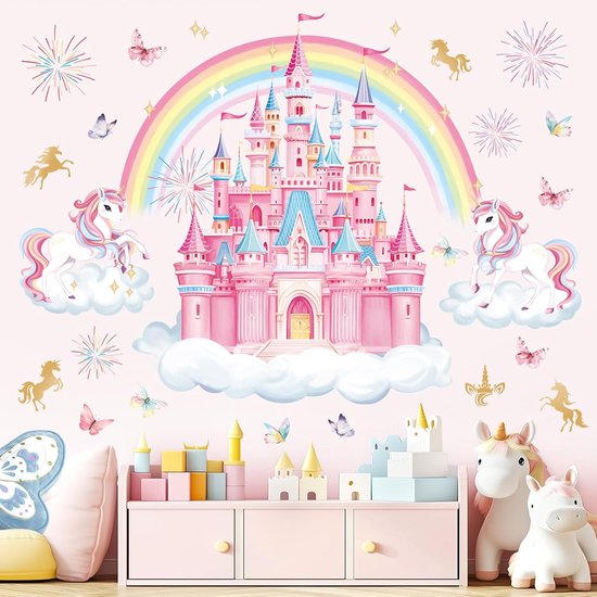 Een kinderkamer met een roze prinsessenkasteel muursticker, twee eenhoorns, regenboog, vuurwerk en vlinders boven een commode.