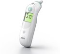 Witte oorthermometer van Braun met groen scherm waarop 37.0°C staat.