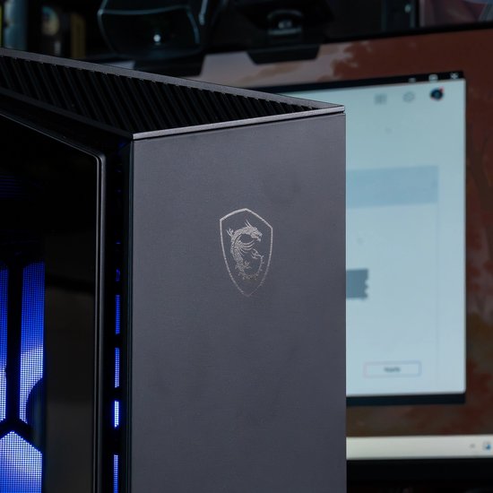 Zijpaneel van een zwarte gaming pc met het zilverkleurige MSI drakenlogo.