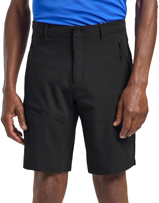 Man draagt zwarte outdoor shorts met ritszakken.