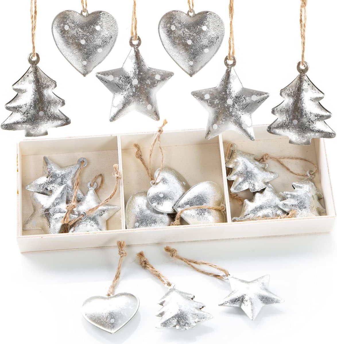Set van 18 zilveren metalen kersthangers met wit stipmotief, elk 4-5 cm groot, voorzien van ophangkoord.