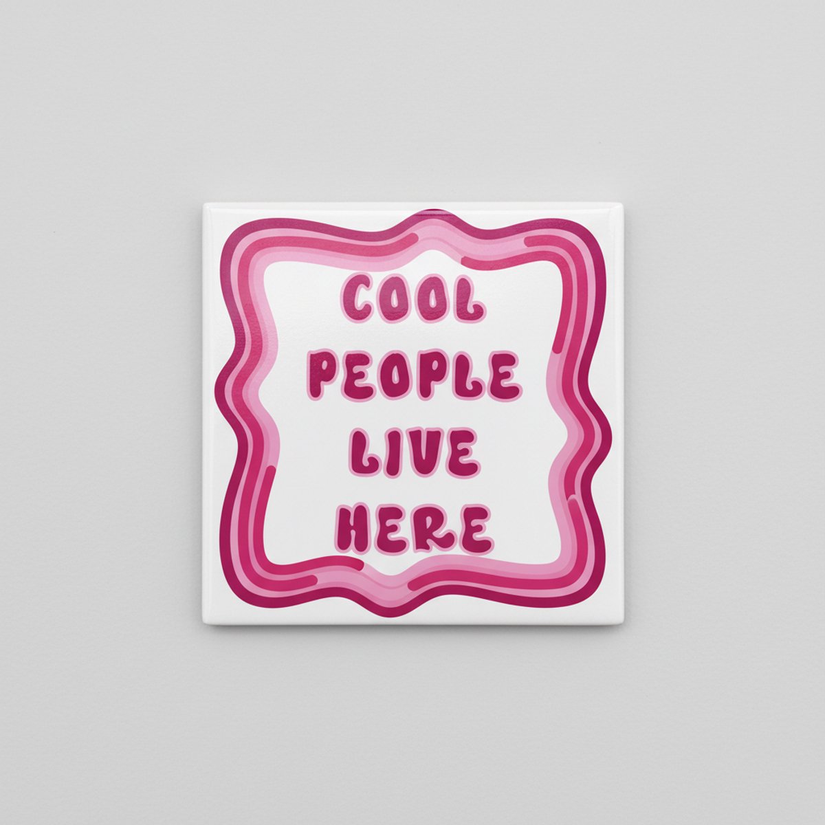Nevolis Cool People Live Here Tekst Tegel – Leuke Moderne Woondecoratie – Keramische Tegel 15 x 15 cm Multi Color