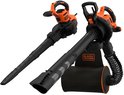 Twee oranje en zwarte BLACK+DECKER bladblazers, één met slang en opvangzak.