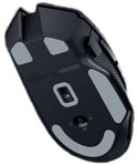 Zwarte Razer gaming muis, gezien van onderaf, met grijze glijdvlakken en productinformatie.