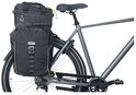Zwarte Basil fietstas met limegroene accenten, bovenop een zwarte Basil dubbeldekker tas.