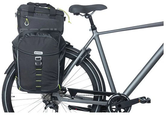 Zwarte Basil fietstas met limegroene accenten, bovenop een zwarte Basil dubbeldekker tas.