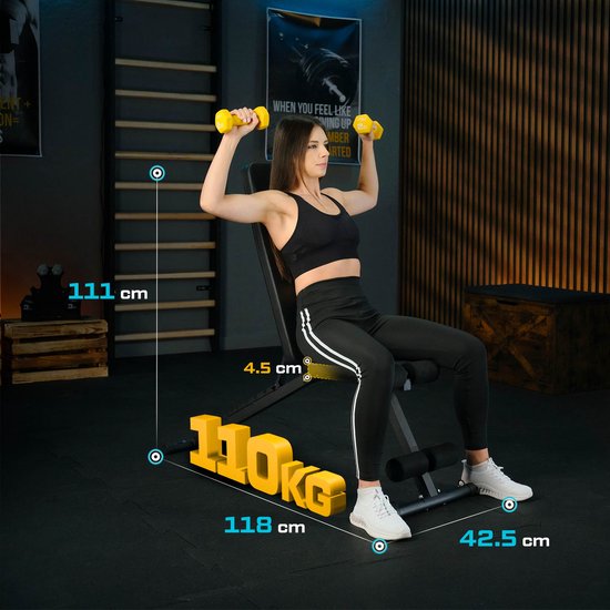 Vrouw met lang bruin haar zit op een zwarte verstelbare fitnessbank en houdt twee gele dumbbells omhoog. Afmetingen 111 x 118 x 42.5 cm.