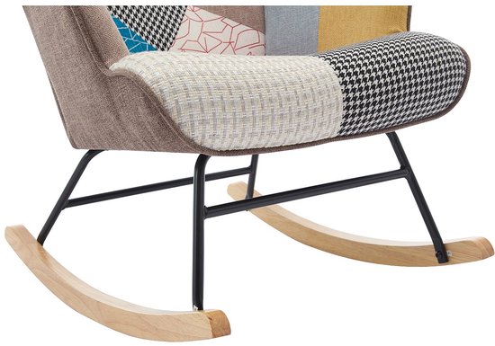 Onderkant van een fauteuil met patchwork design en houten schommelaars.