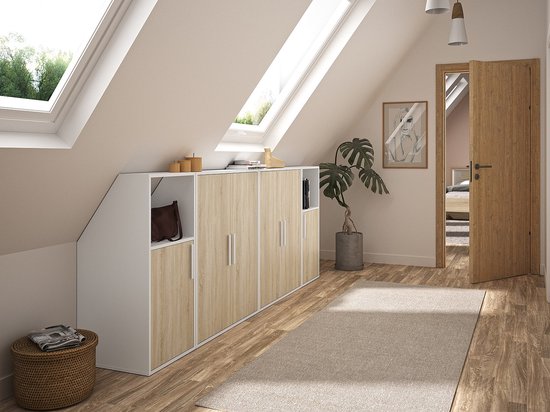 Witte kast met naturel houten deuren onder een schuin dak, met aan de zijkant een nis met tas.