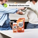 Twee mensen maken vaat schoon met Marcel's Green Soap sinaasappel & jasmijn afwasmiddel en navulverpakking.