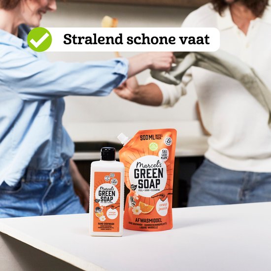 Twee mensen maken vaat schoon met Marcel's Green Soap sinaasappel & jasmijn afwasmiddel en navulverpakking.