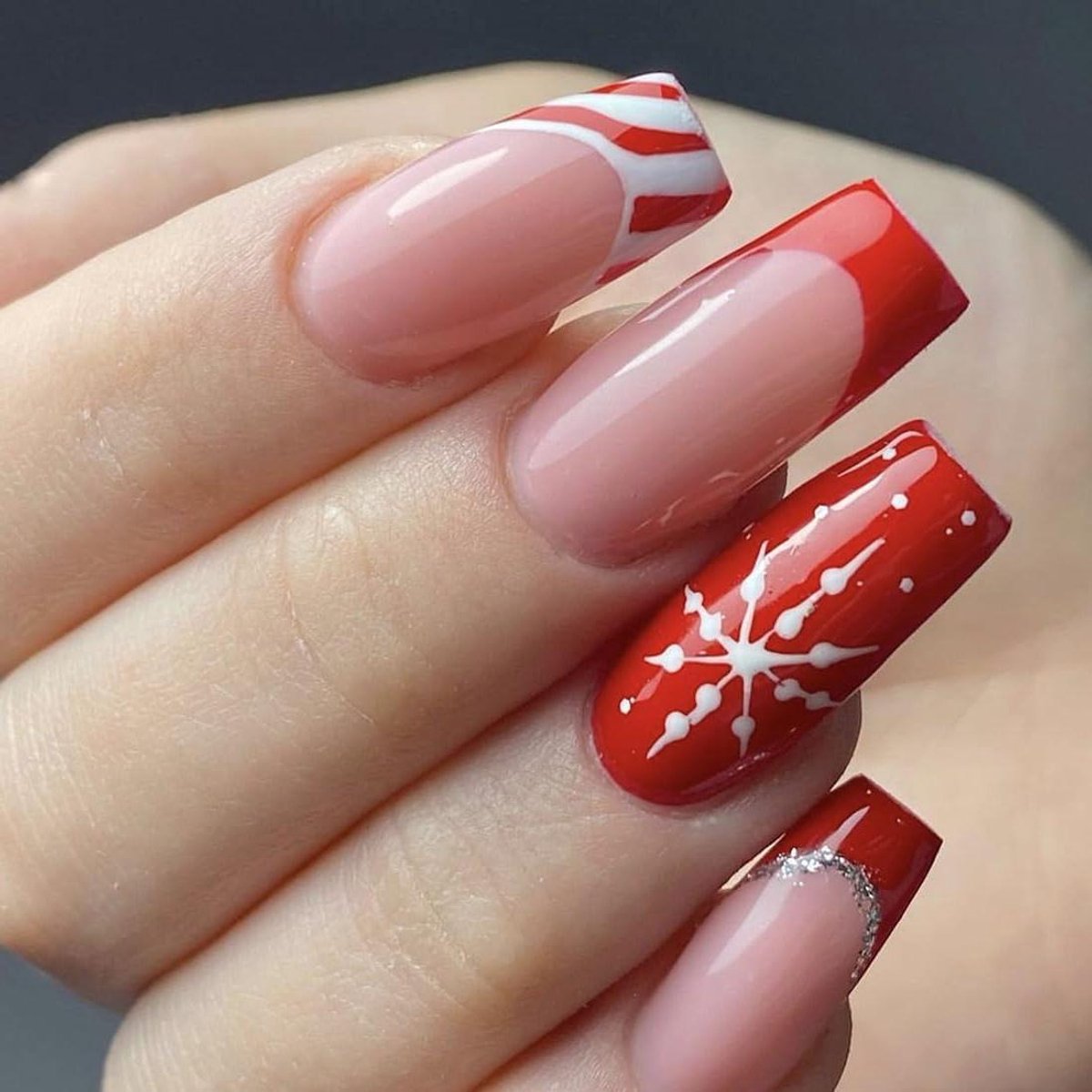 Cosensi - Set van 24 rode vierkante valse nagels met sneeuwvlokprint