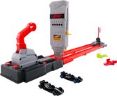 Een Hot Wheels F1 racebaan met twee F1-auto's. De racebaan is rood met grijze en zwarte accenten. De F1-auto's zijn zwart met blauwe en groene accenten.