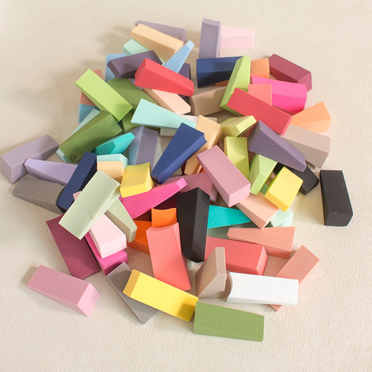 PULUZ 100 Stuks Driehoekige Make-Up Sponzen - Gemengde Kleuren Cosmetische Sponsjes Voor Nat En Droog Gebruik - Wegwerp Beauty Blenders En Nagelsponzen
