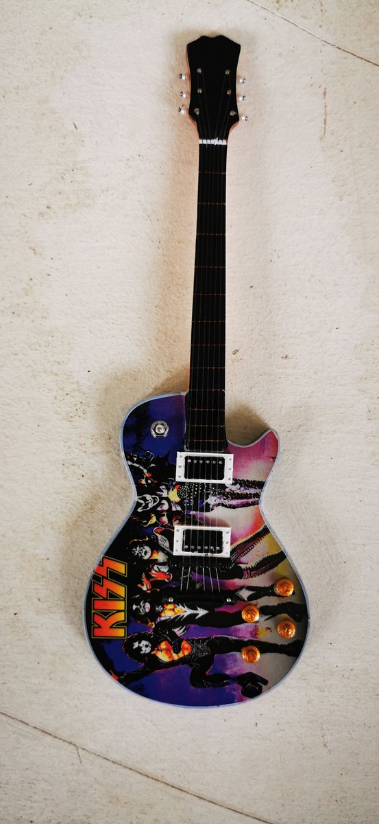 KISS Miniatuur Gitaar Destroyer LP Model – Houten Glam Rock Decoratie met Standaard – Luxe Hardrock Band Merchandise – 25 cm Hoog – Stoer Mancave Cadeau