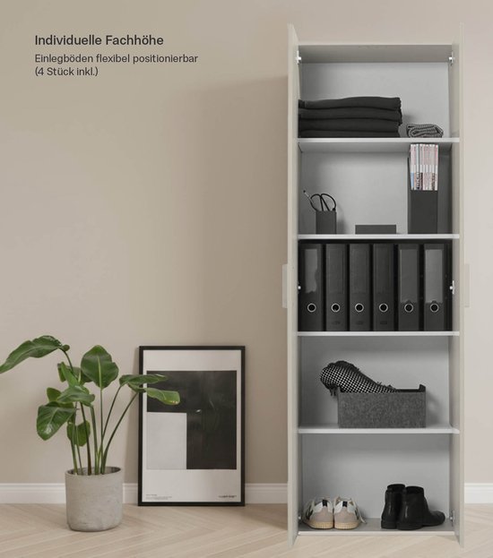 Grijze beige kast met twee deuren, interieur met gevouwen kleding, mappen, een mand met stof en schoenen.