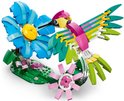 Ensemble de construction LEGO Creator 3 en 1 Colibri Coloré avec un colibri aux ailes vertes, roses et jaunes et une fleur bleue.