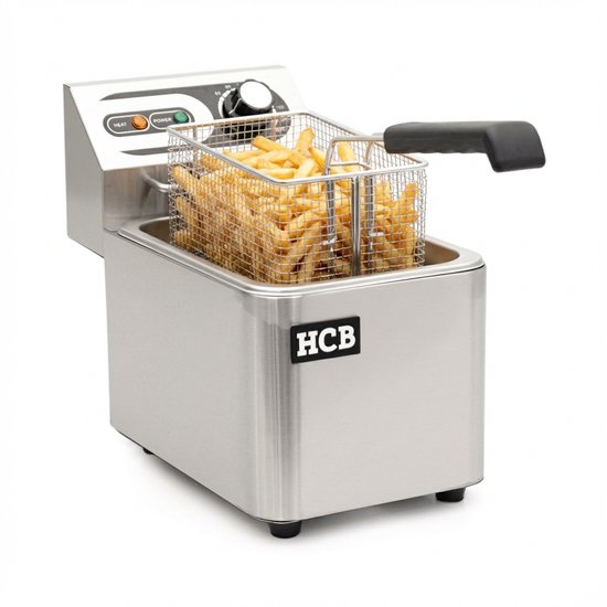 RVS frituurpan gevuld met goudgele frietjes in een geperforeerd mandje.