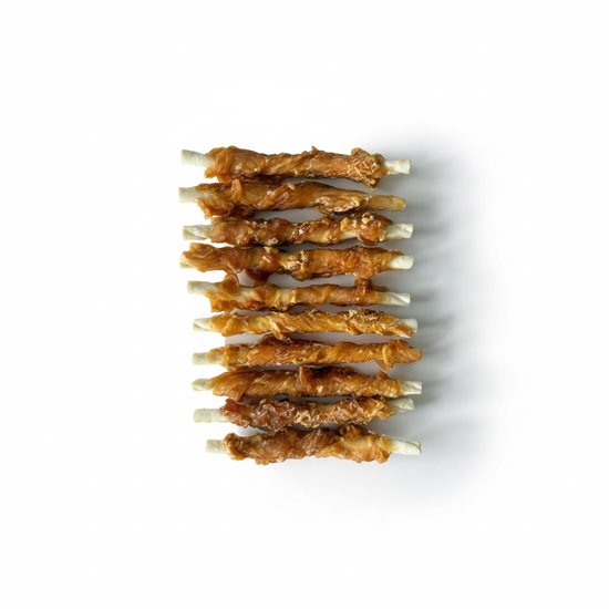 Twaalf gedraaide kipsticks liggen op een rij op een witte achtergrond.