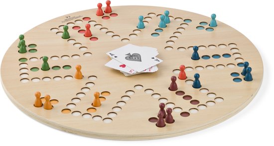 Een rond, houten ganzenbord spel met rode, groene, oranje en blauwe speelstukken en een set kaarten in het midden.
