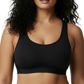 Model draagt een zwarte, naadloze bh met racerback-stijl bandjes.