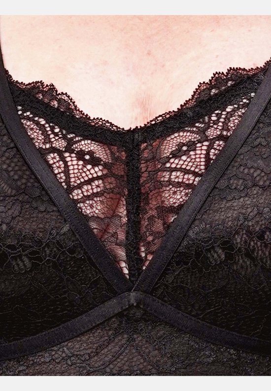 Zwarte kanten bralette met V-hals en bloemenpatroon.