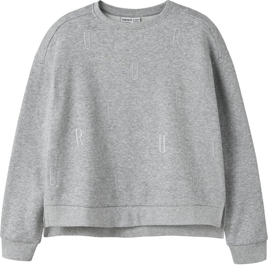 Grijze sweater van NAME IT met ronde hals en geborduurde letters verspreid over de voorzijde.