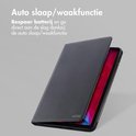 Zwarte tablethoes die opengaat, met auto slaap/waakfunctie. Accezz logo zichtbaar.