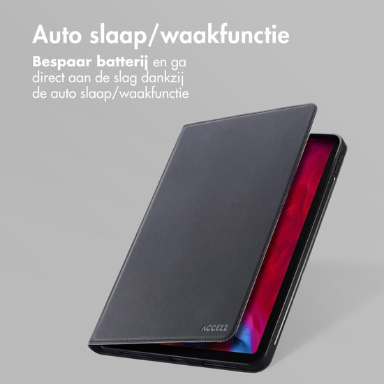 Zwarte tablethoes die opengaat, met auto slaap/waakfunctie. Accezz logo zichtbaar.