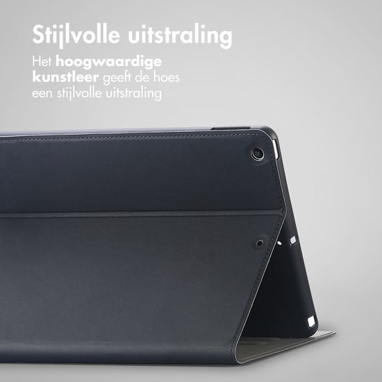 Zwart kunstleren tablet hoesje in staande positie. 'Stijlvolle uitstraling'.