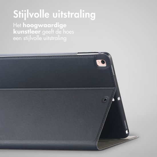 Housse de tablette gris foncé avec texture cuir synthétique. Gros plan de la découpe caméra.