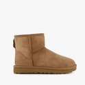 Bruine UGG Classic Mini II laars, zijaanzicht op witte achtergrond.