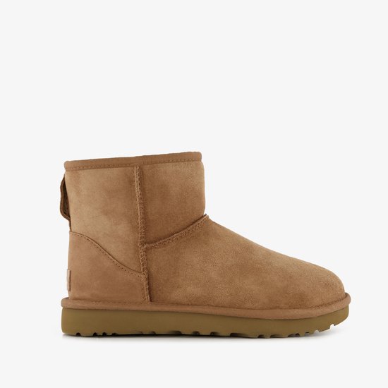 Bruine UGG Classic Mini II laars, zijaanzicht op witte achtergrond.