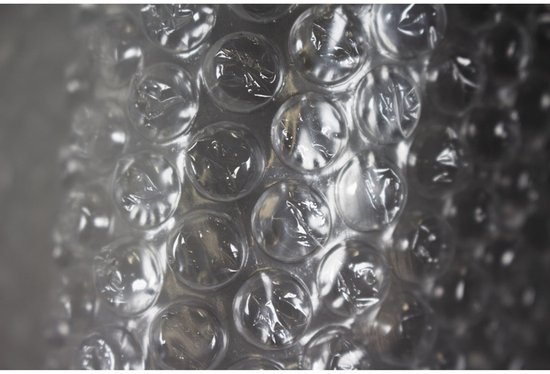 Gedetailleerd beeld van de kleine transparante bubbels in noppenfolie.