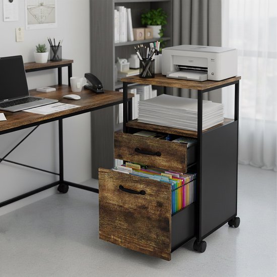 Industrieel archiefkastje met houten ladenfronten en zwarte zijkanten, naast een bureau met printer.