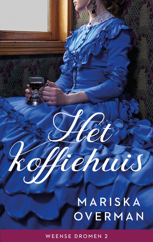 Een vrouw in een blauwe Victoriaanse jurk met ruches, houdt een glas met een donkere vloeistof vast. "Het koffiehuis" door Mariska Overman.