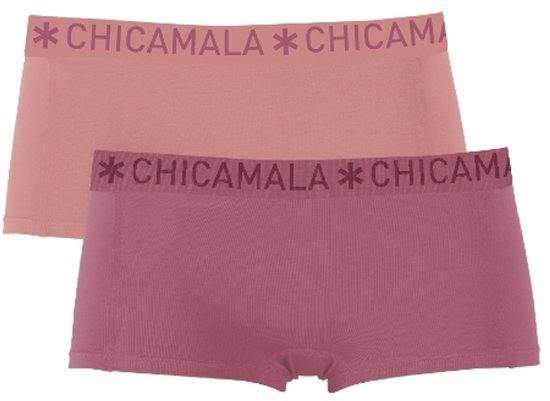 Twee meisjes boxershorts in perzikroze en oudroze, beide met een elastische band met 'CHICAMALA' tekst.