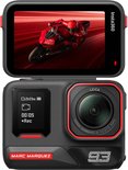 Zwarte Insta360 Ace Pro 2 actiecamera met rode accenten en klapbaar scherm met race-afbeelding.